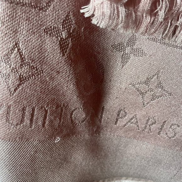Louis Vuitton Monogram Classic Shawl - Picture 3 of 5